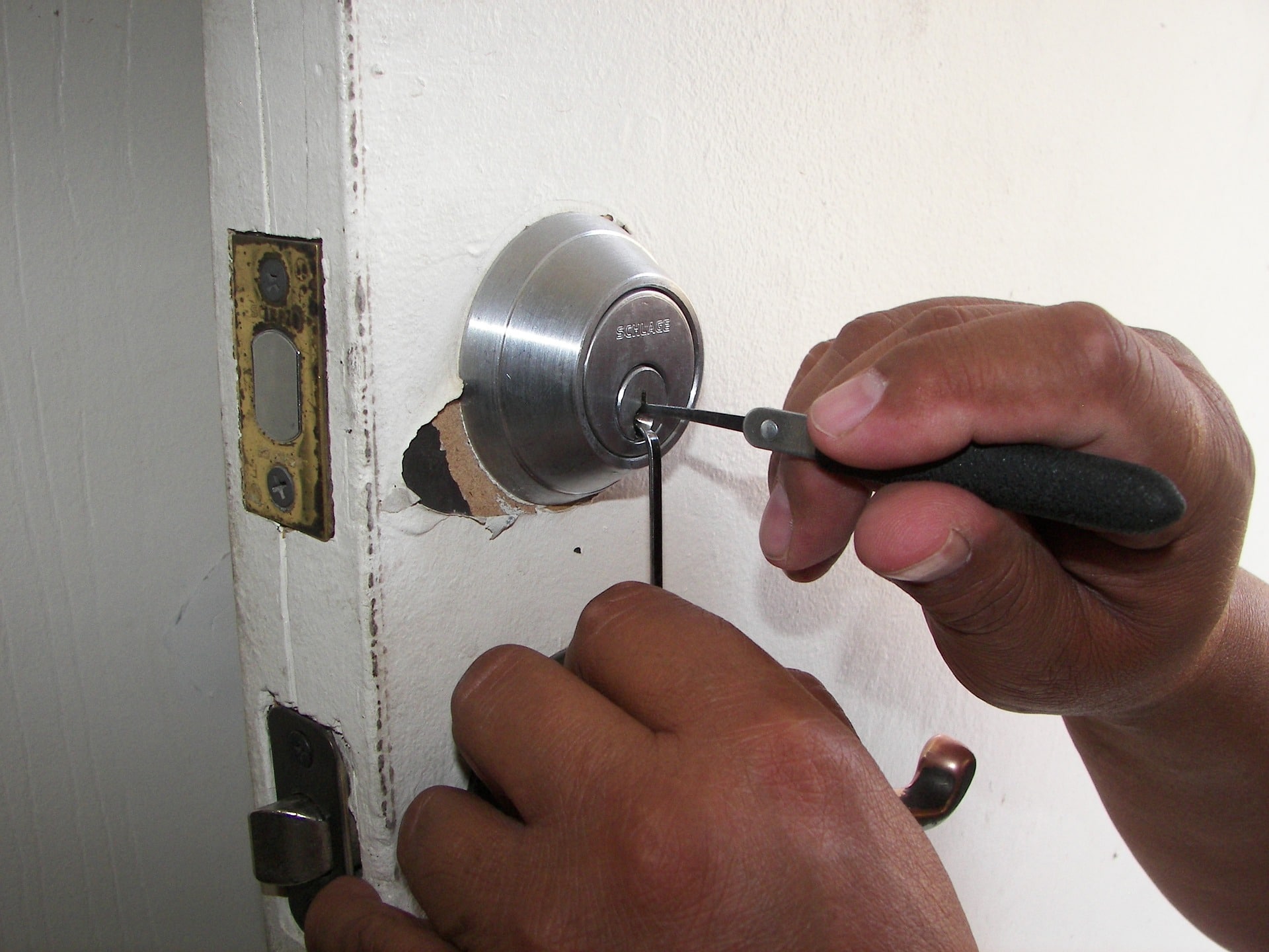 5 Reasons to Avoid a DIY Door Hardware Repair